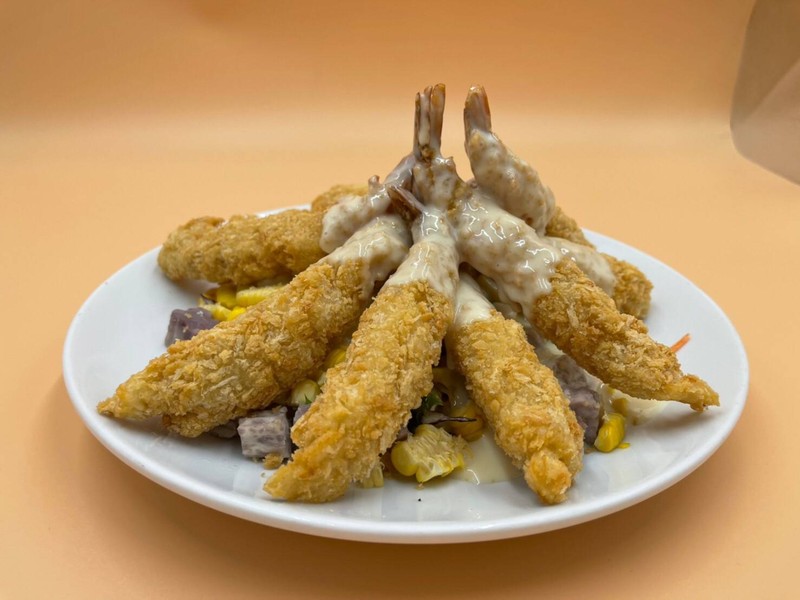 กุ้งชุบเเป้งทอดกรอบๆราดบนผักสลัดนานาชนิดเเละตามท้ายด้วยนำ้สลัดสูตรพิเศษ