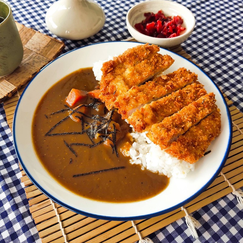 ข้าวแกงกะหรี่ toppingด้วย หมูทงคัตสึ กรอบๆ ร้อนๆ
