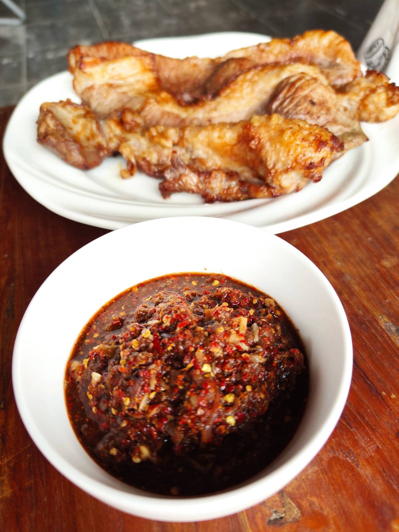 เนื้อทอดทานกับแจ่วปลาอดกเข้ากันสุดๆ