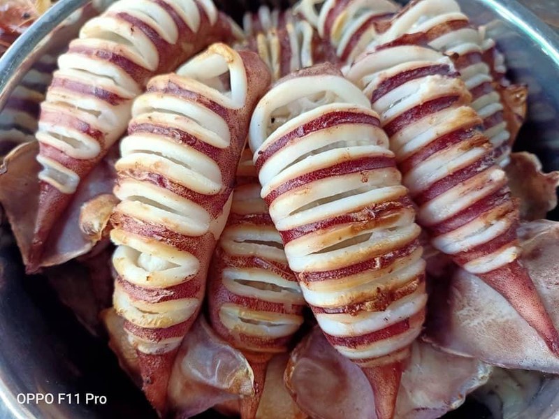 หมึกสดใหม่ ย่างบนเตาถ่าน กลิ่นหอม น้ำจิ้มอร่อยสุด