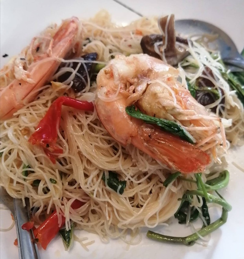  เส้นหมี่ผัดกระเฉดกุ้งเห็ดหอม