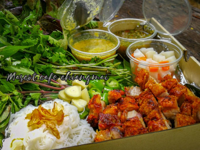 เมี่ยงหมูกรอบ​ เสริฟพร้อมน้ำจิ้มซีฟู้ด​และน้ำจิ้มถั่ว.. พร้อมด้วยหัวไชท้าวดอง