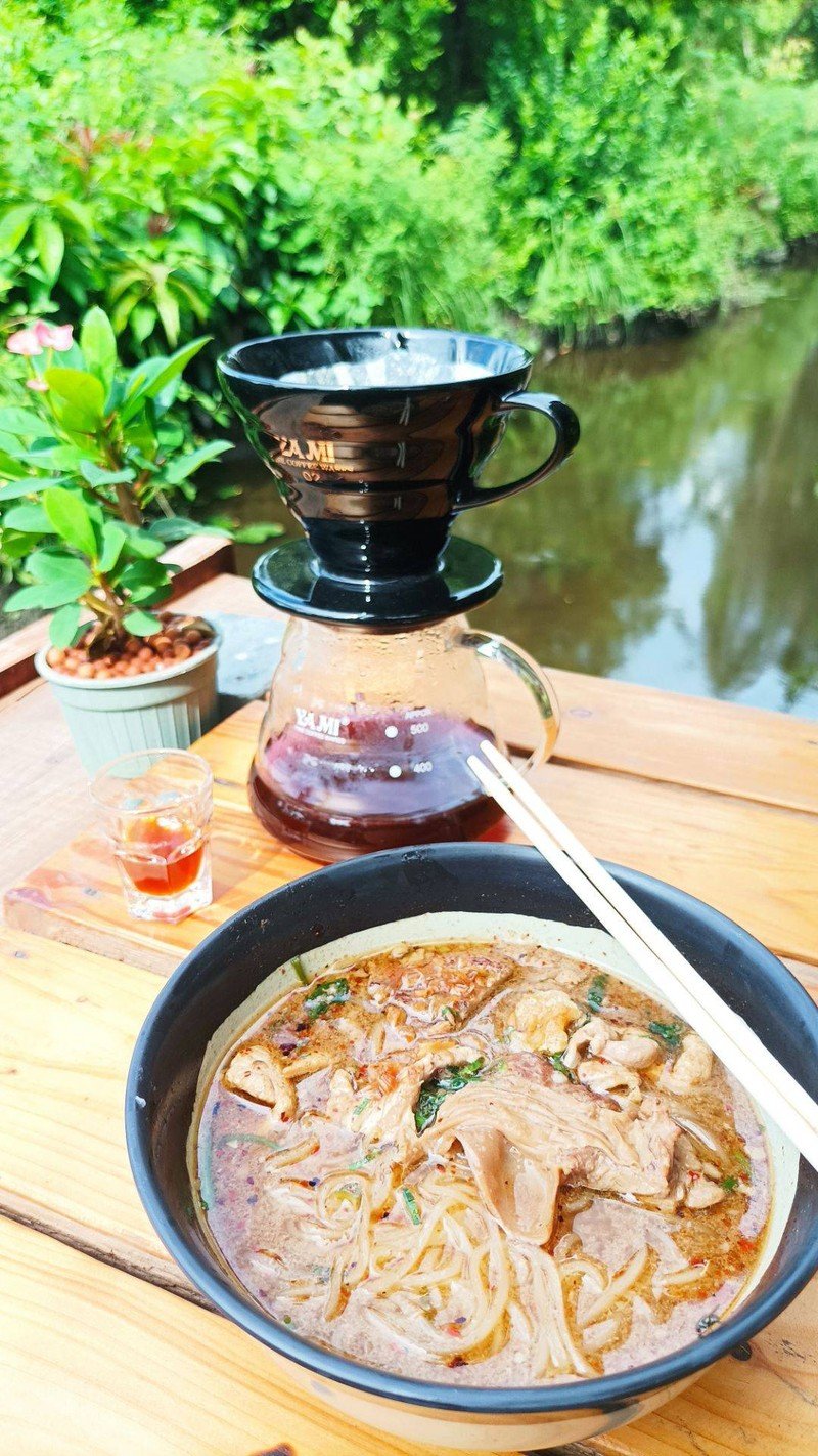 เนื้อวากิว คุณภาพนี้ ถือว่าสมราคาครับ จริงๆอยากใช้คำว่าคุ้มซะด้วยซ้ำไป น้ำซุปกลม