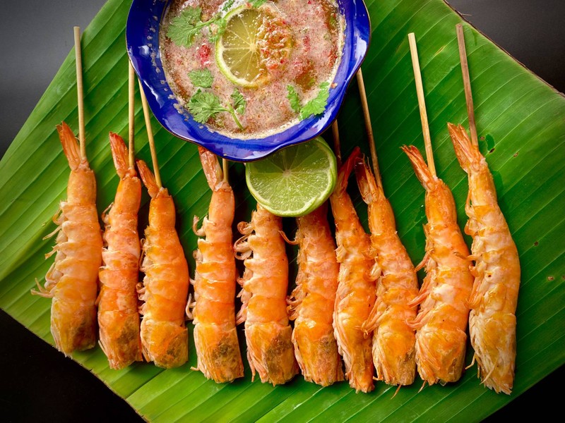 กุ้งสดย่างเสริฟพร้อมน้ำจิ้มรสแช่บ  อร่อย จัดจ้าน ต้องลอง