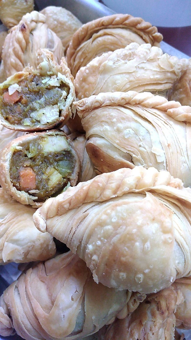 กะหรี่พัฟไก่เน้นๆแป้งบางกรอบ ผสมผสานความลงตัวด้วยเครื่องเทศนำเข้า 