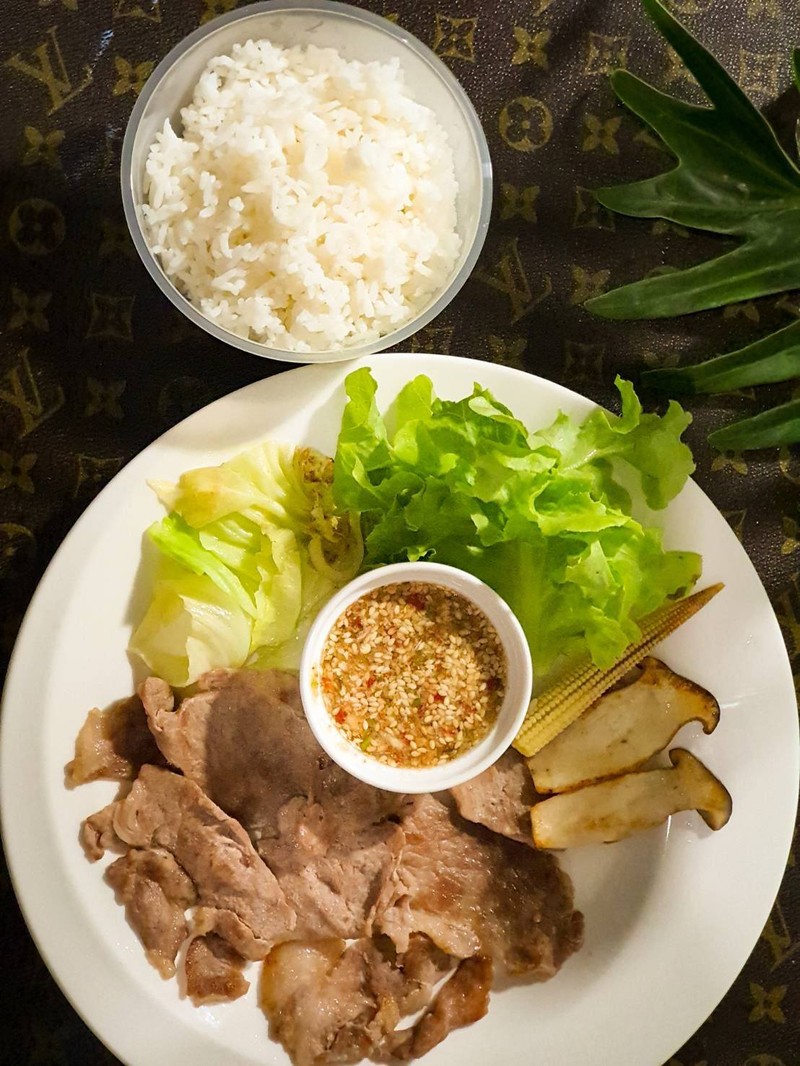 ข้าวหอมมะลิร้อนๆเสริฟคู่กับหมูย่างร้อนๆที่ทางร้านคัดสรรวัตถุดิบคุณภาพ ใช้ส่วนคอห