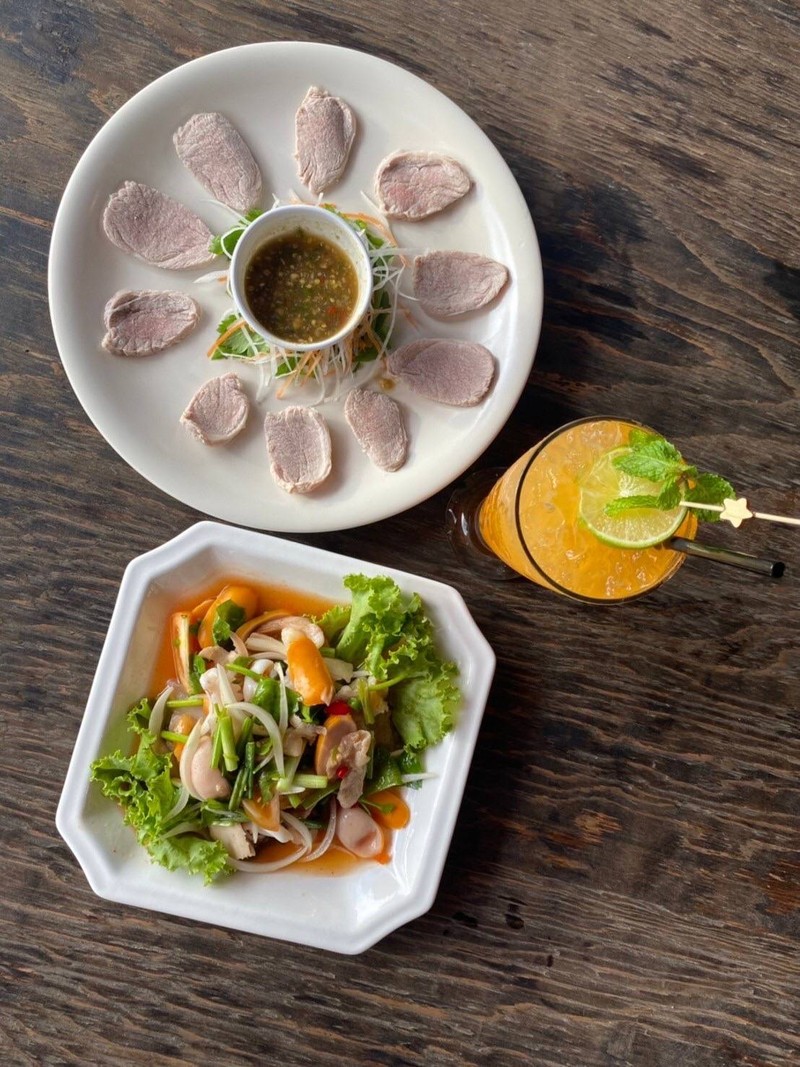 หมูลวกวาซาบินี่คือ Numbers One เลยอร่อยน้ำจิ้มอร่อยยำรวมมิตรทะเลก็อร่อยอร่อยที่ส