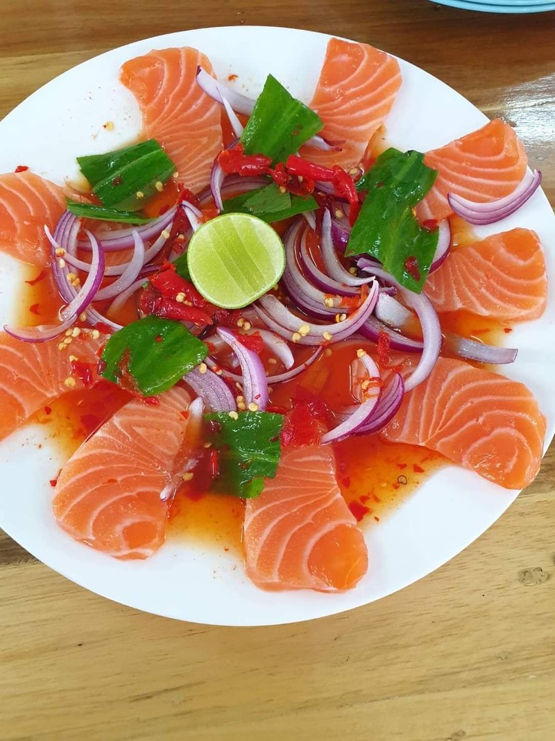 แซลมอนสดจริงอะไรจริง ชิ้นใหญ่ กินกับน้ำยำเข้ากันมาก แซ่บเวอร์ ราคาไม่แพง สมราคา