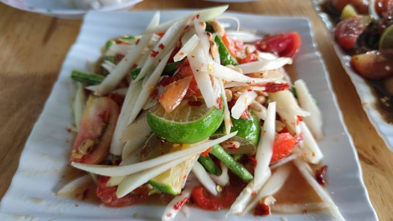 ส้มตำ เสียดายมะนาวไม่แน่ใจว่าให้มาบีบเองรึป่าวแต่มีประมาณ8ซีดในจานเดียวทุุกอันยั