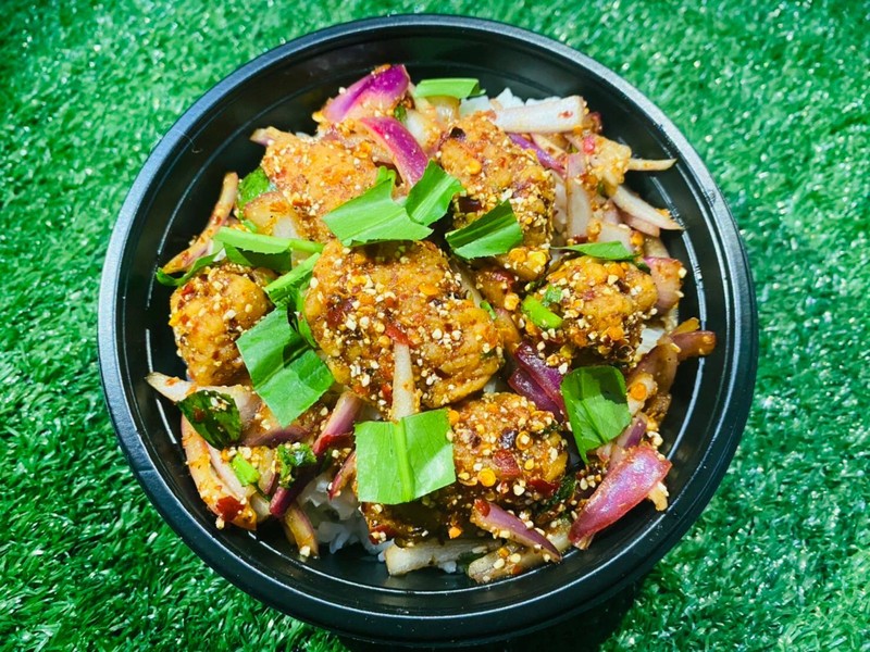 ข้าวไก่ป๊อบยำแซ่บ