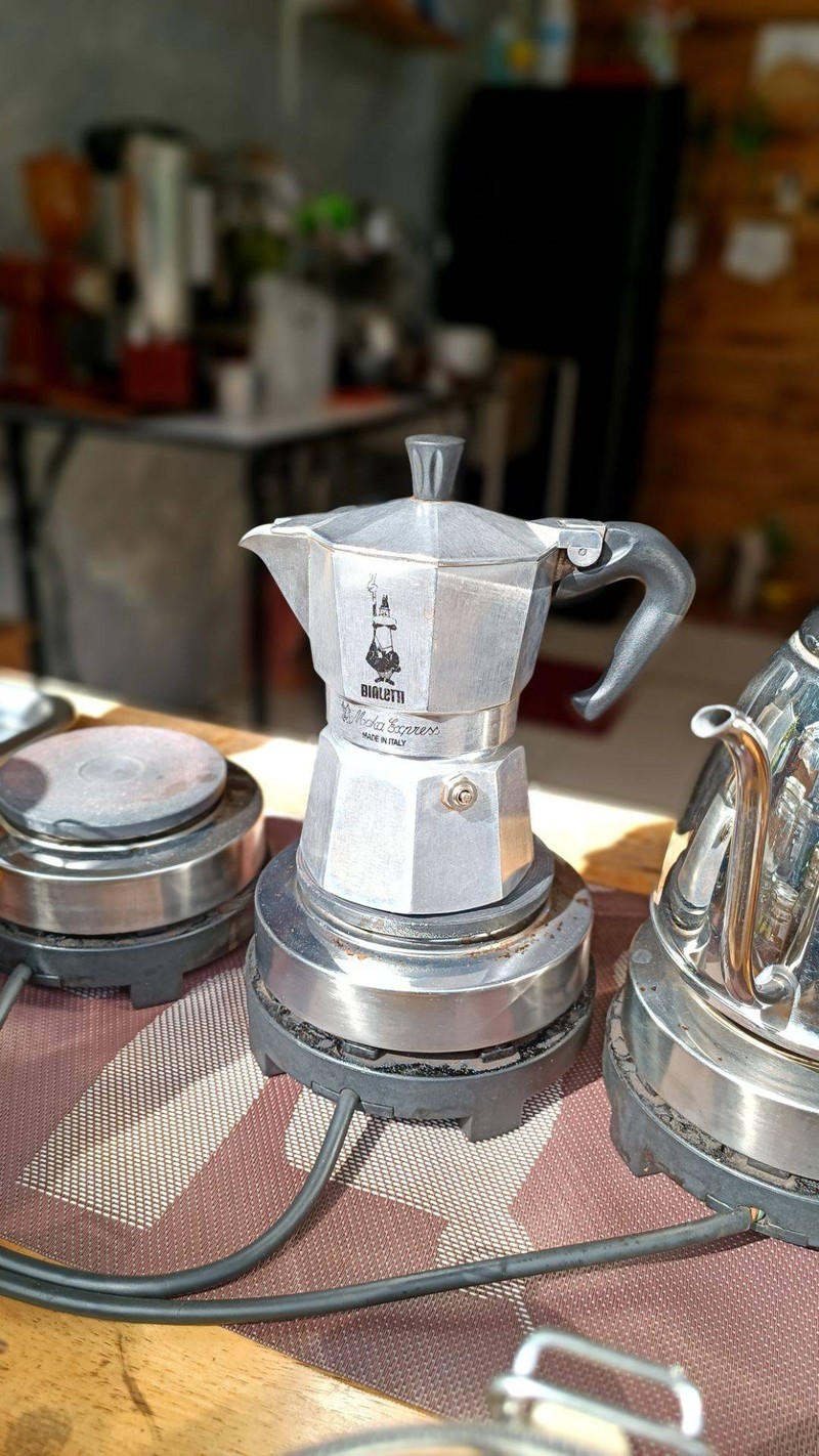 กาแฟหม้อต้ม หอมฟุ้งไปถึงป้ายรถเมล์เลยครับ