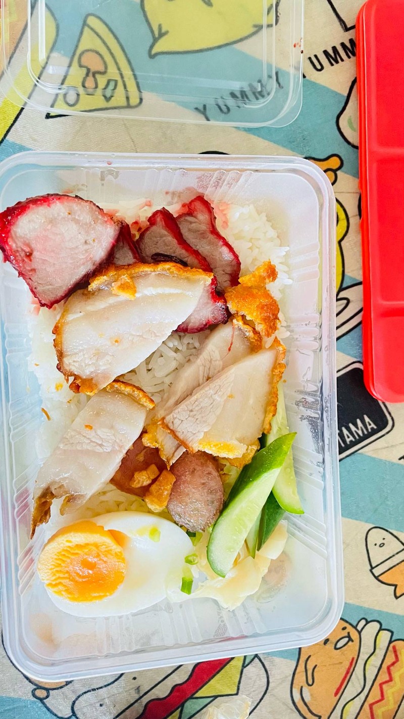 กล่องละ 100 ได้ปริมาณ ตามภาพ … ราคาแพงมาก  แพงเกินไป  …  ไปกินข้าวหมูแดงนายจิว ห