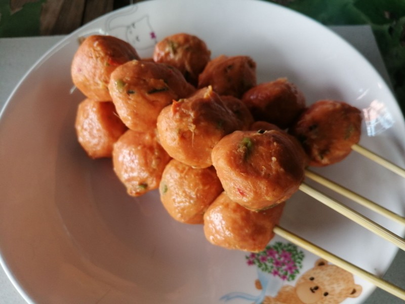 กินแล้วจะหนึบๆออกรสเผ็ดนิดหน่อยกลิ่นจะเหมือนทอดมันปลา