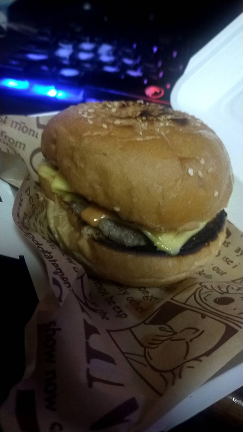 ดับเบิ้ลชีสดับเบิ้ลหมูเบอร์เกอร์ ลองสั่งในไลน์แมน ราคา 89 บาท โครตอร่อย ฉ่ำมากก