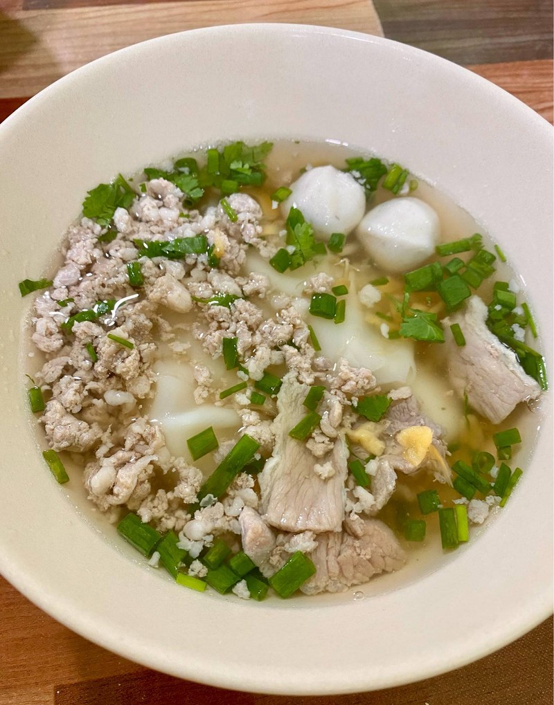 เส้นใหญ่น้ำใส 