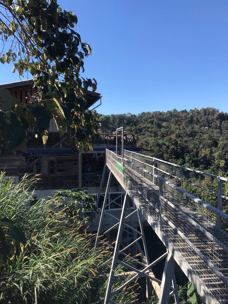 มีทางเดินด้วย แต่เดิน one way นะคะ