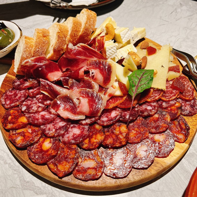 ibérico แท้ ๆ จากสเปน และมี Chorizo ของโปรด ชีส ถั่ว อื่น ๆ ครบถ้วน 