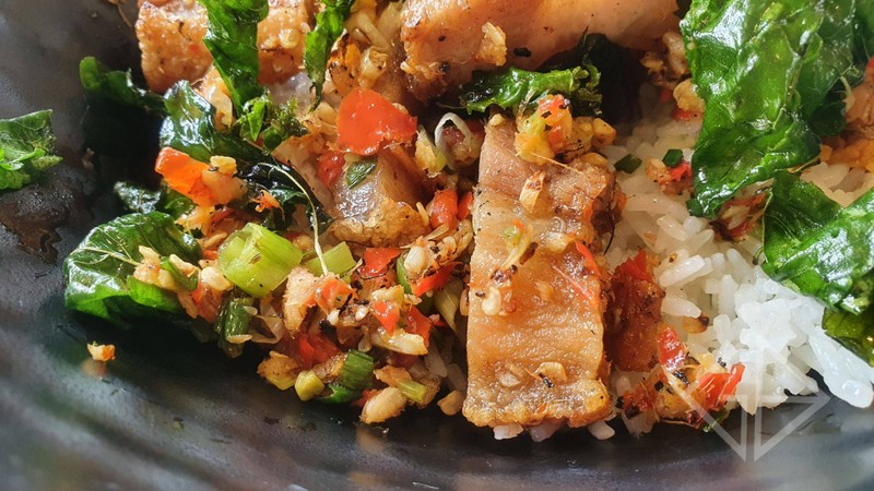 ข้าวหมูกรอบคั่วเกลือ (220 บาท) 