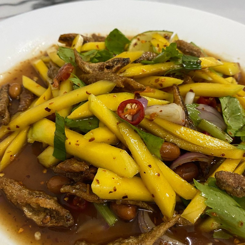 ยำมะม่วงปลากรอบ