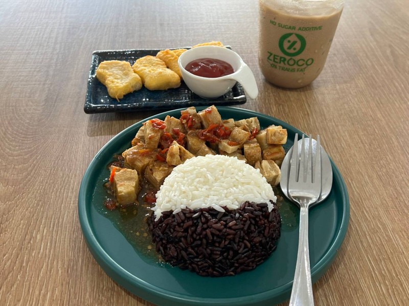 กะเพราหมูกรอบที่เหมือนหมูจริงสุดๆ กัินคู่กับ กาแฟ หอม หวานมัน แต่ไม่อ้วนจ้า นักเ