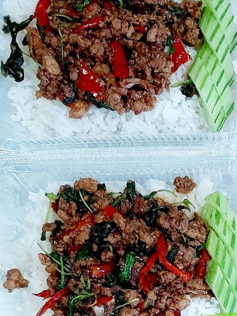 ข้าวผัดกระเพราโบราณพริกแห้งหมูสับ ราคา 55 บาท
