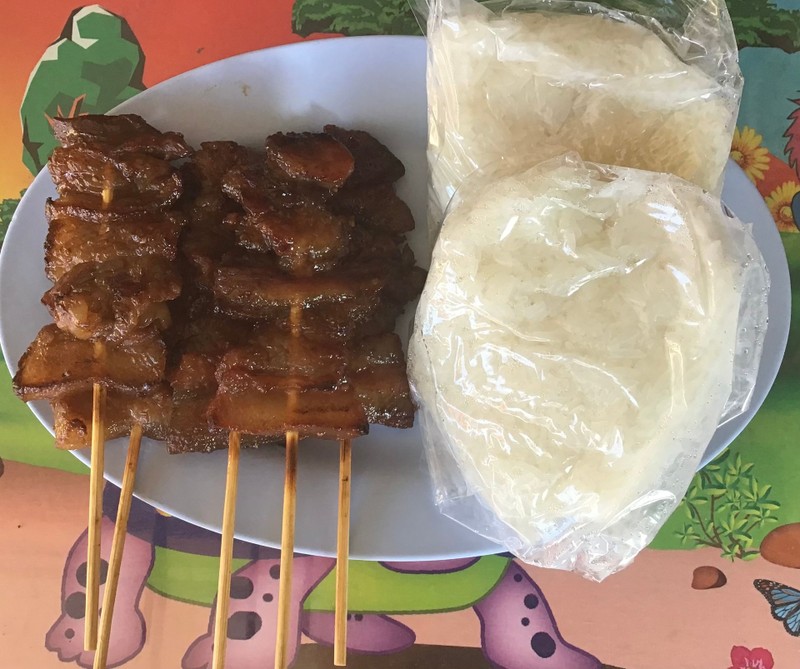 หมูปิ้งติดมันพร้อมข้าวเหนียว
ชุดละ 72 บาท