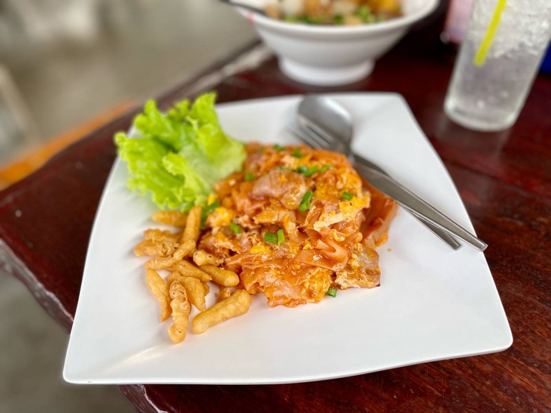 🍝 ก๋วยเตี๋ยวคั่วไก่ สูตรหน้าวัด. (ราคา 55 บาท)