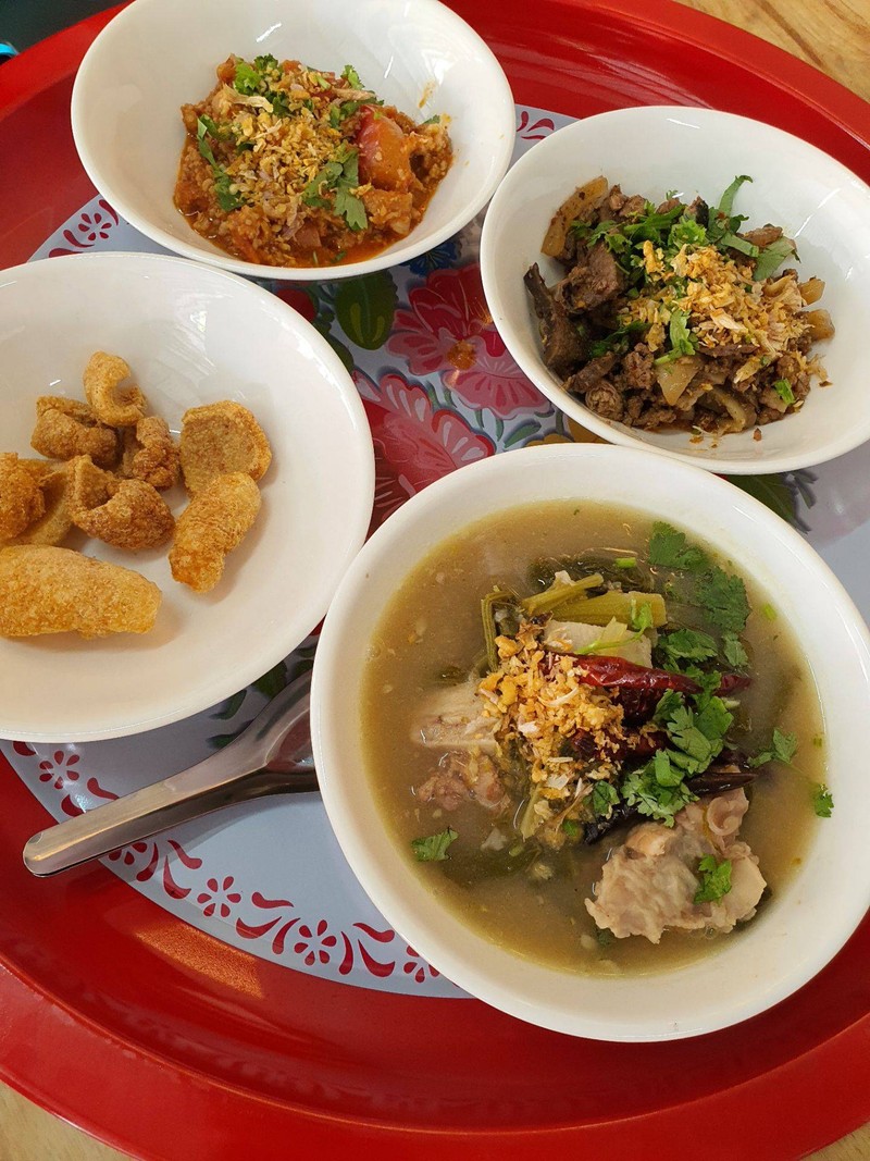 ต๊าซ........อร่อยทุกเมนูในถาดค่ะ