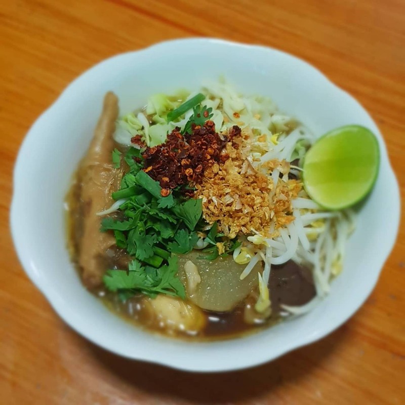 ก๋วยเตี๋ยวไก่ แห้ง ทรงเครื่อง 