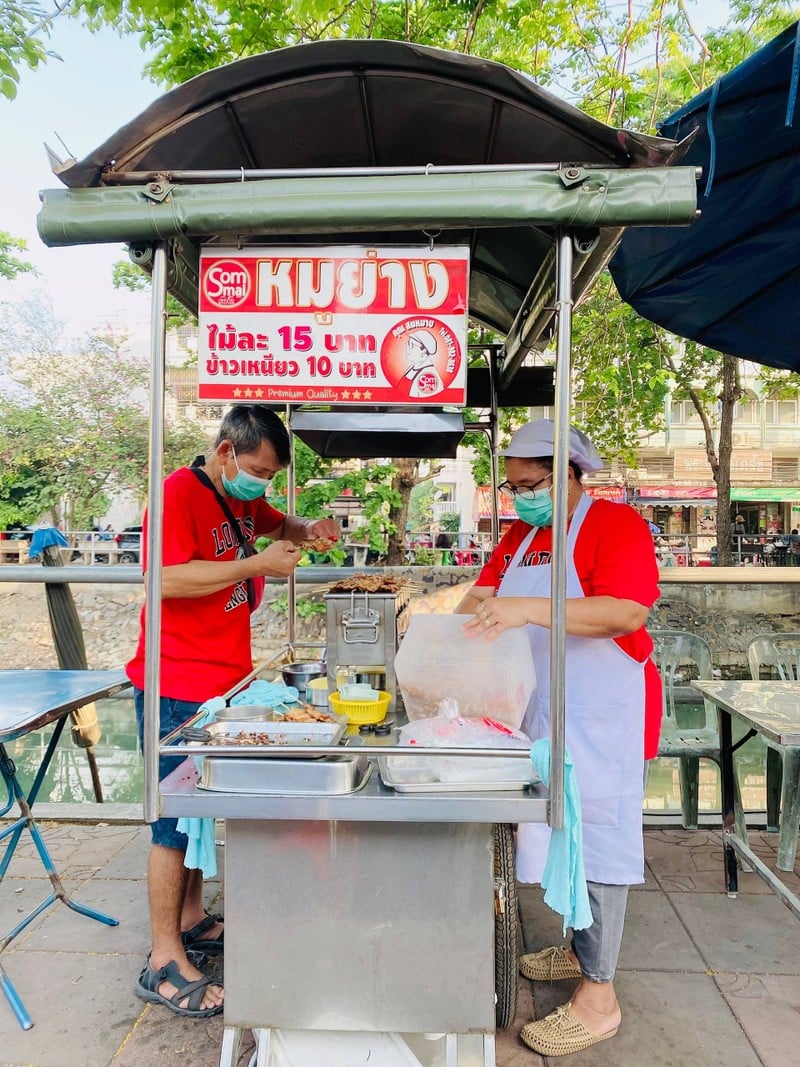 หมูปิ้งซอย2 ป้าสมหมาย