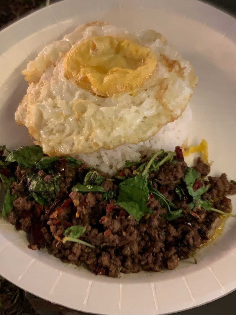 ข้าวผัดกระเพราเนื้อไข่ดาว