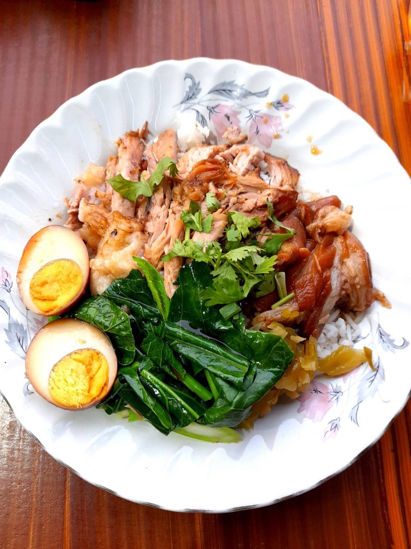 ข้าวขาหมูพิเศษ เนื้อหนัง ใส่ไข่