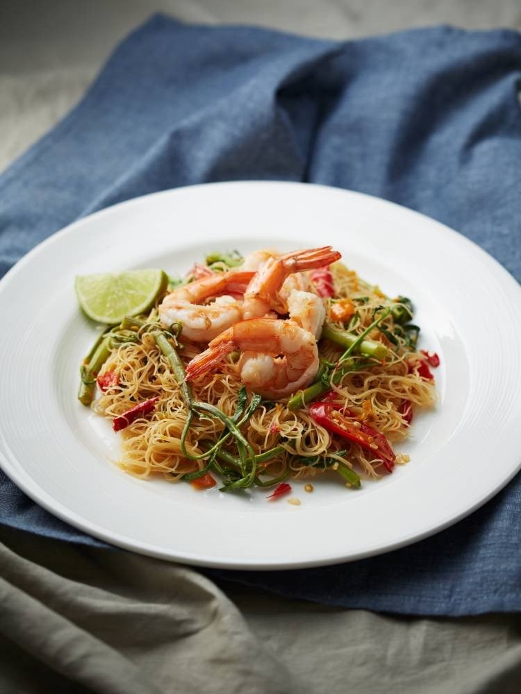 เส้นหมี่ผัดกระเฉดกุ้งสด