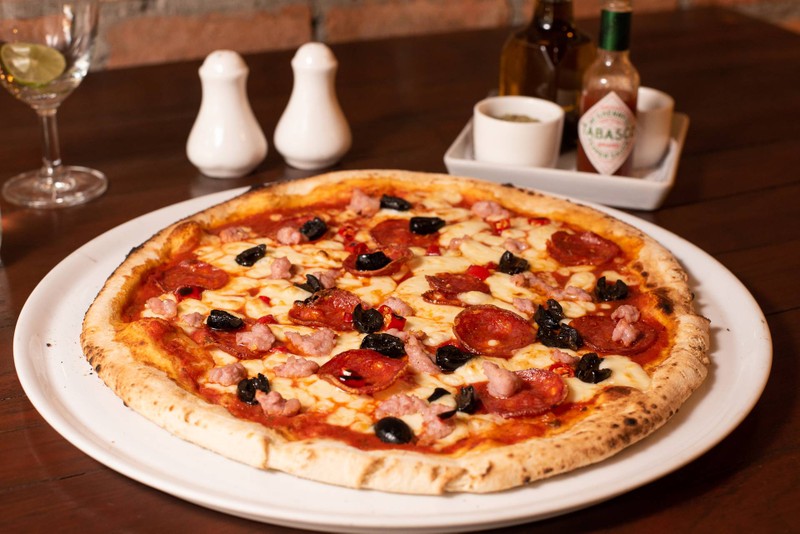 Tomato, Mozzarella, Spicy Salami, Italian Sausage, Olives and Chilli
พิซซ่าซอสม