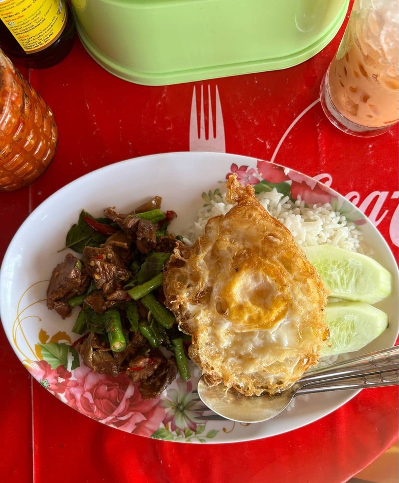 ข้าวผัดกะเพราหมูตุ๋น ไข่ดาว