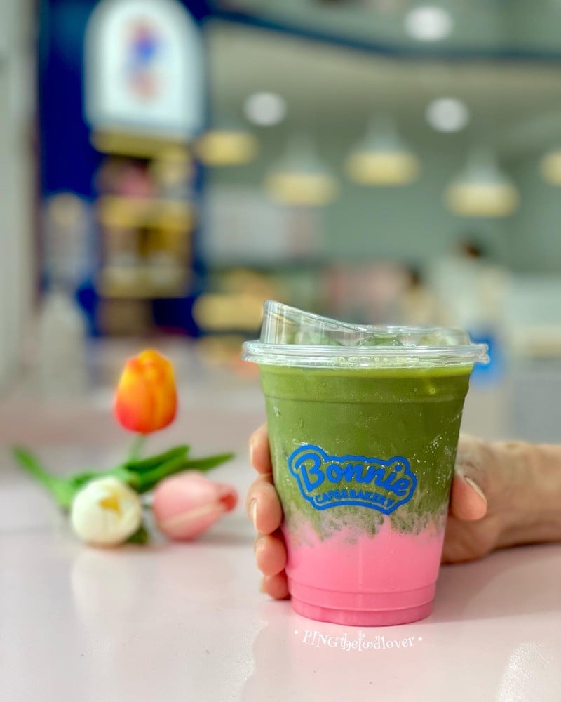 มัทฉะที่เสริมรสเปรี้ยวนำหวานตามของสตรอว์เบอร์รี่กับความเข้มข้นของชาได้อย่างลงตัว