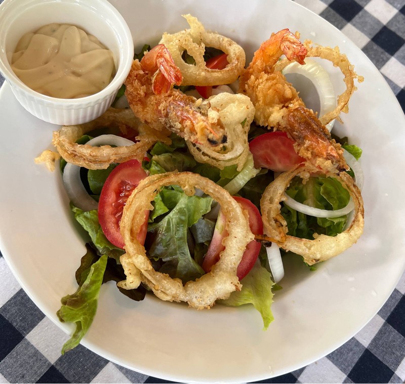 สลัดหอมกุ้งทอด