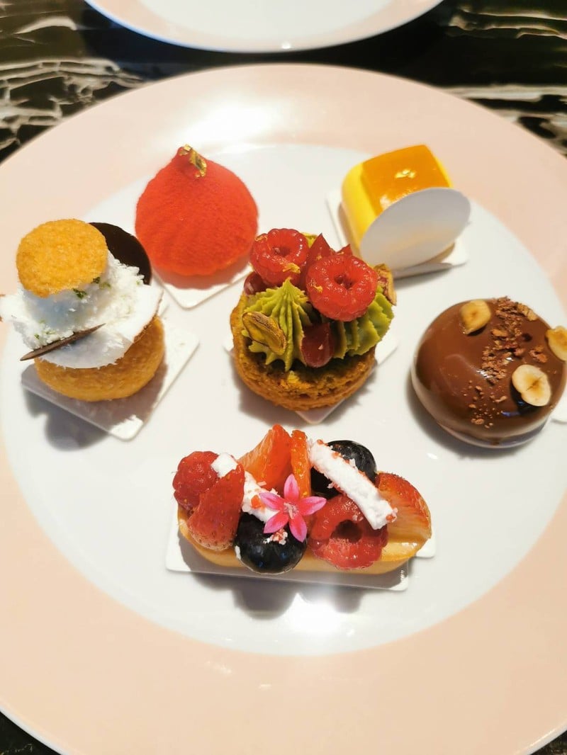 ขนม 6 อย่าง ไซส์พอดีคำ ชิ้นละประมาณ 100 บาท