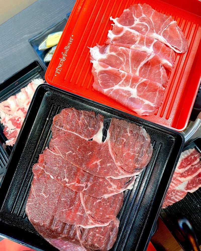 เนื้อวากิวพรีเมี่ยมและสันคอหมูคุโรบูตะ พร้อมซีฟู้ด ในราคา 599+