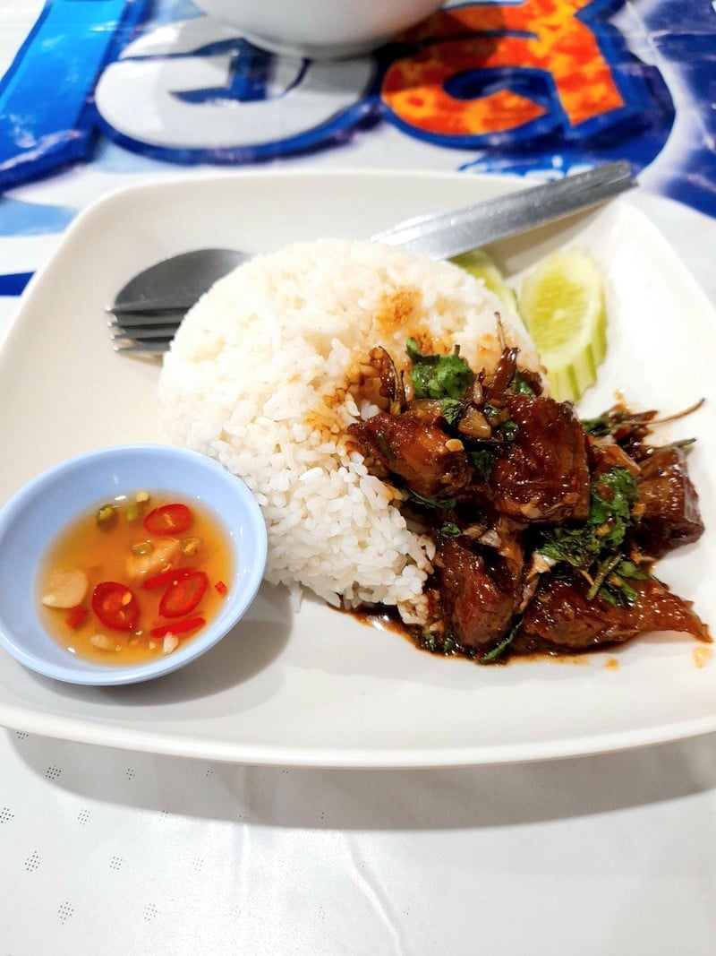 ข้าวราดกะเพราหมูตุ๋น