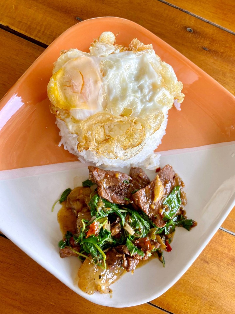 ข้าวกระเพราเนื้อตุ๋น ไข่ดาว