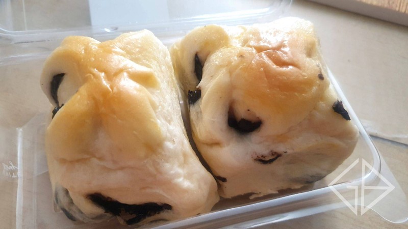 Softbread with black sesame paste ขนมปังนุ่มๆไส้งาดำ (55 บาท)