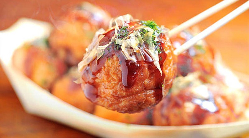 ทาโกะยากิร้อนๆ กรอบนอก นุ่มใน ไส้แน่น ราดด้วยซอสสูตรพิเศษของทางร้าน และมายองเนสเ