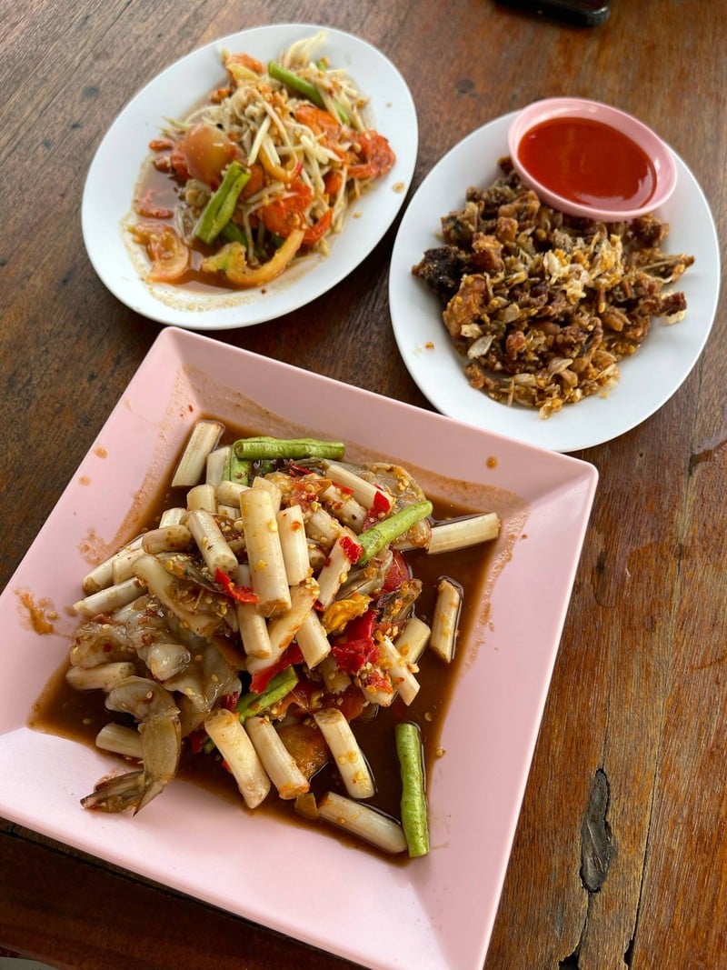ตำไหลบัวกุ้งสด กบทอดกระเทียม