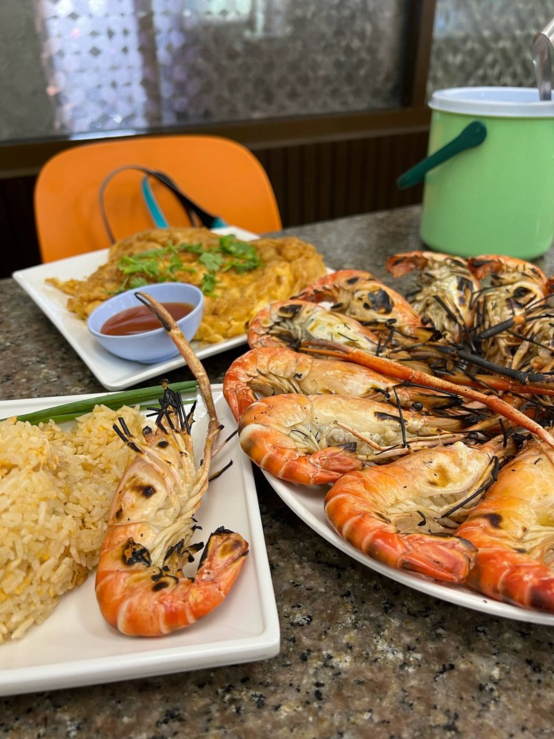 ไข่เจียวปู เนื้อแน่นมาก หอม อร่อย ข้าวผัดปู ข้าวเม็ดสวยรสกลมกล่อม ทานกับน้ำจิ้มซ