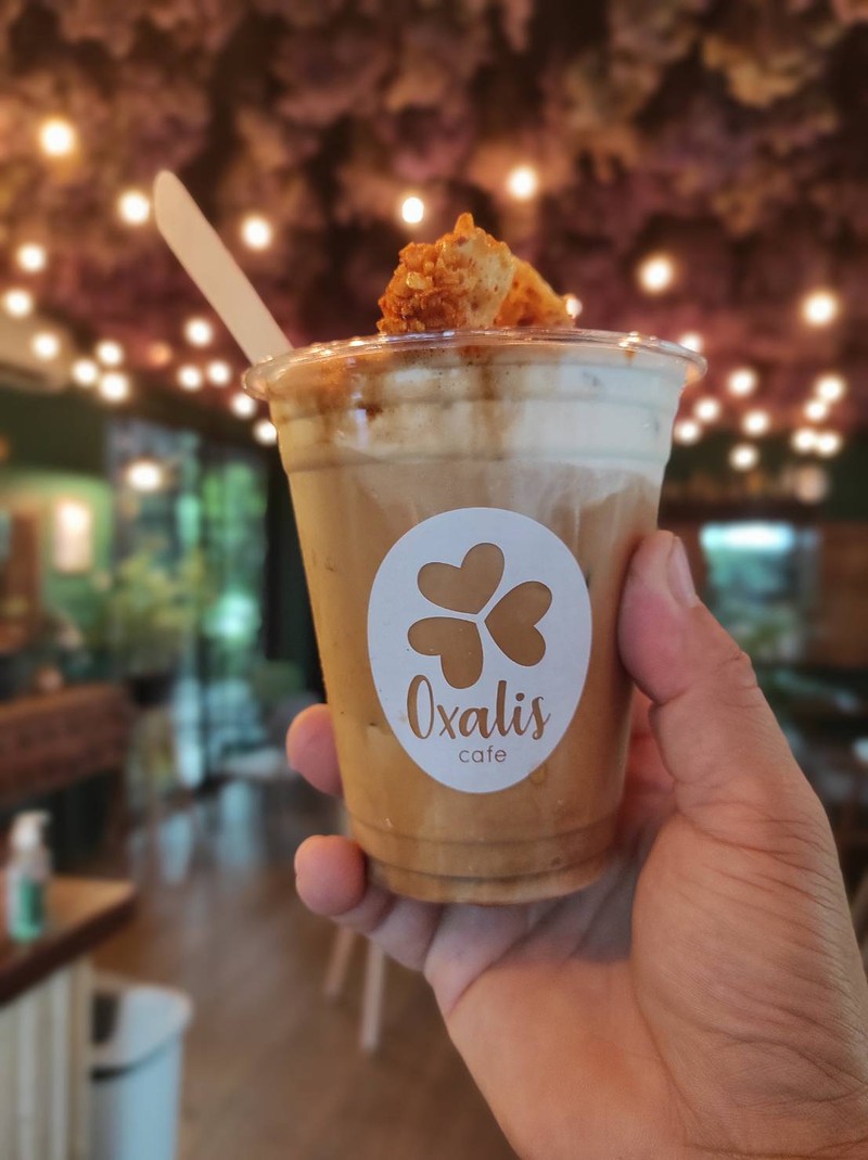 Iced Dalgona Latte มันคือลาเต้หอมๆ นัวๆ ทอปปิงด้วยทัลโกนาชิ้นเล็กๆ ให้ได้เคี้ยวแ