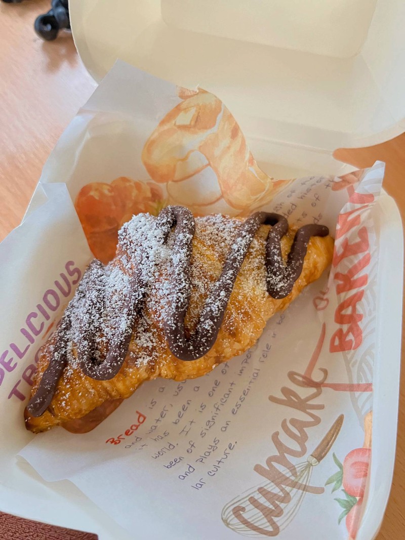 ครัวซองสอดไส้ช็อคโกเเลตเเป้งกรอบนอกนุ่มใน ช็อคโกเเลตฉ่ำๆ