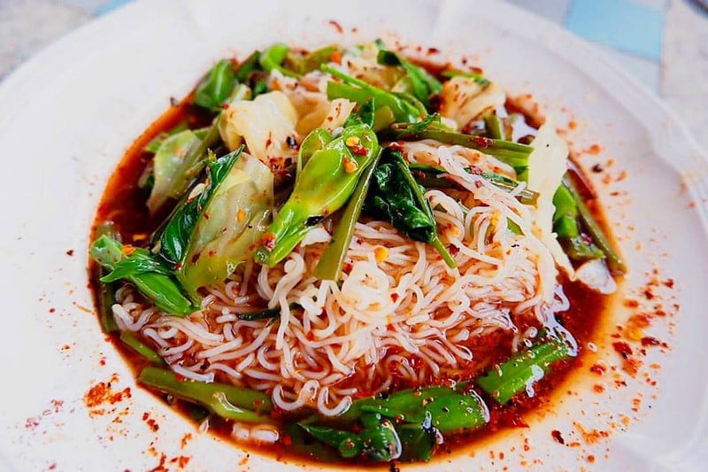 ข้าวปุ้นซาว (ร้อนๆน้ำปลาร้านัวๆผักต้มหวานกรอบ )