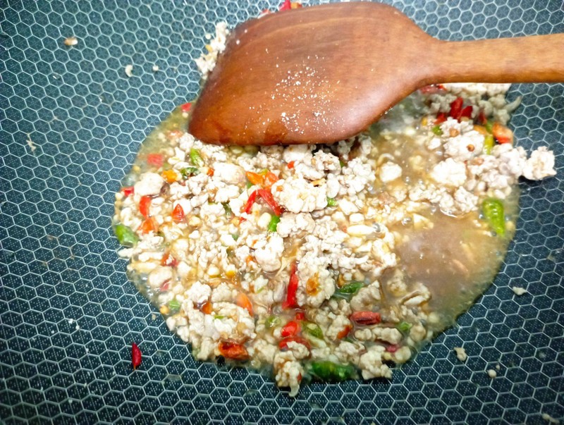 กระเพราหมูสับ