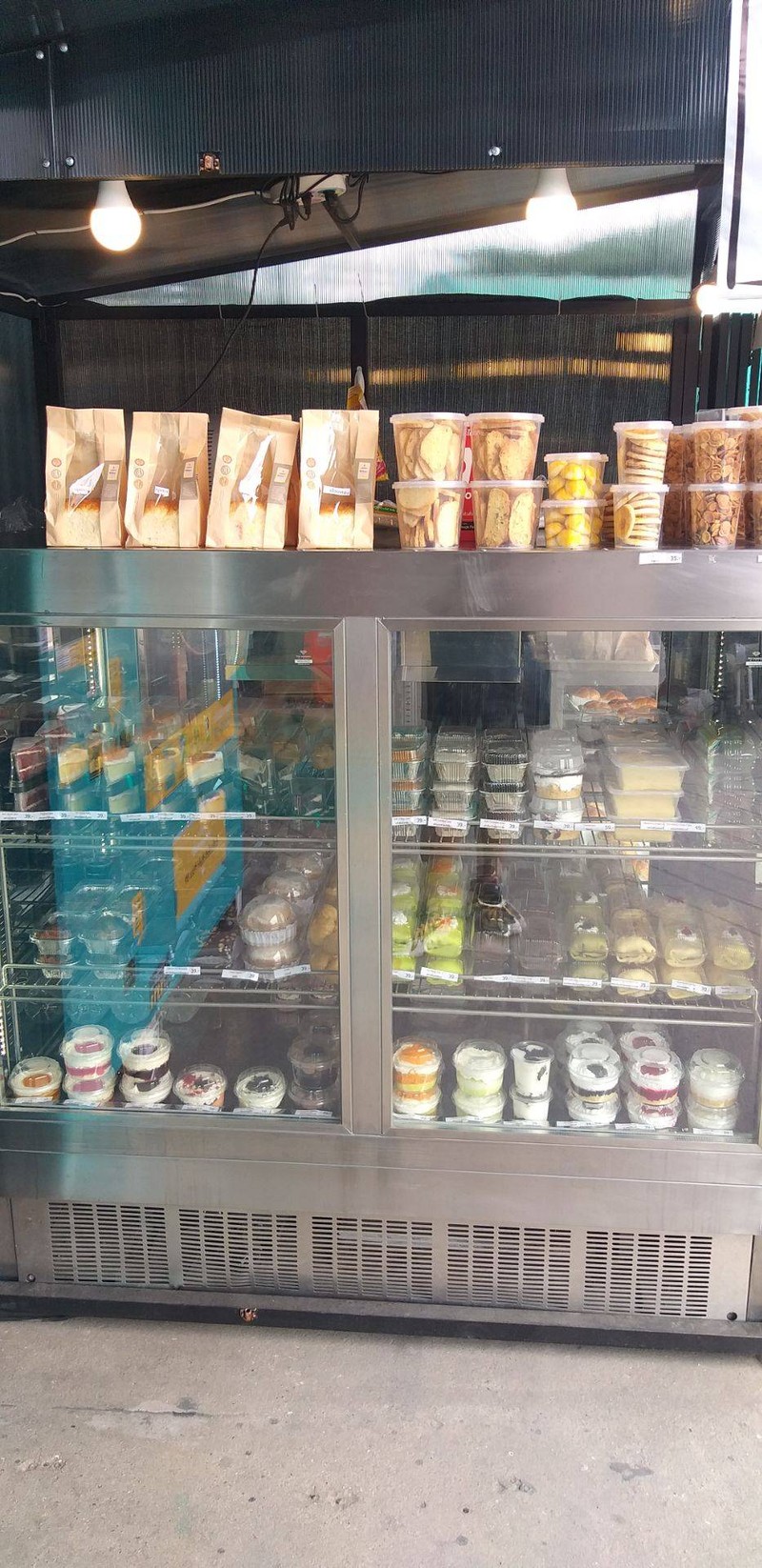 มีเบเกอรี่ให้เลือกหลากหลายดีครับ